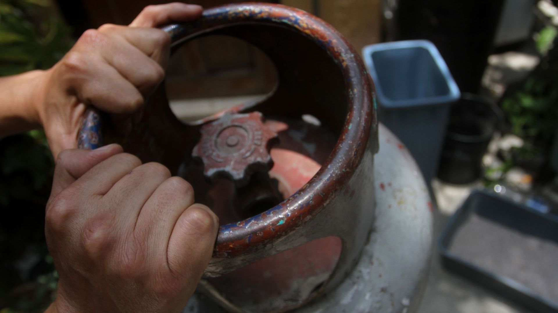 Una persona sostiene un tanque de gas.