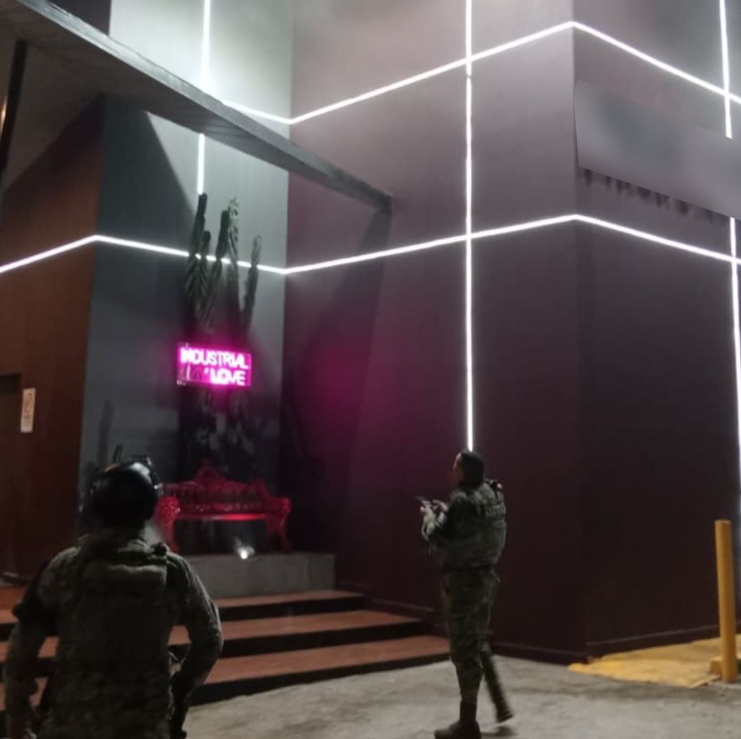 Elementos de bomberos conurbados acudieron al punto para controlar el fuego ene le centro nocturno.