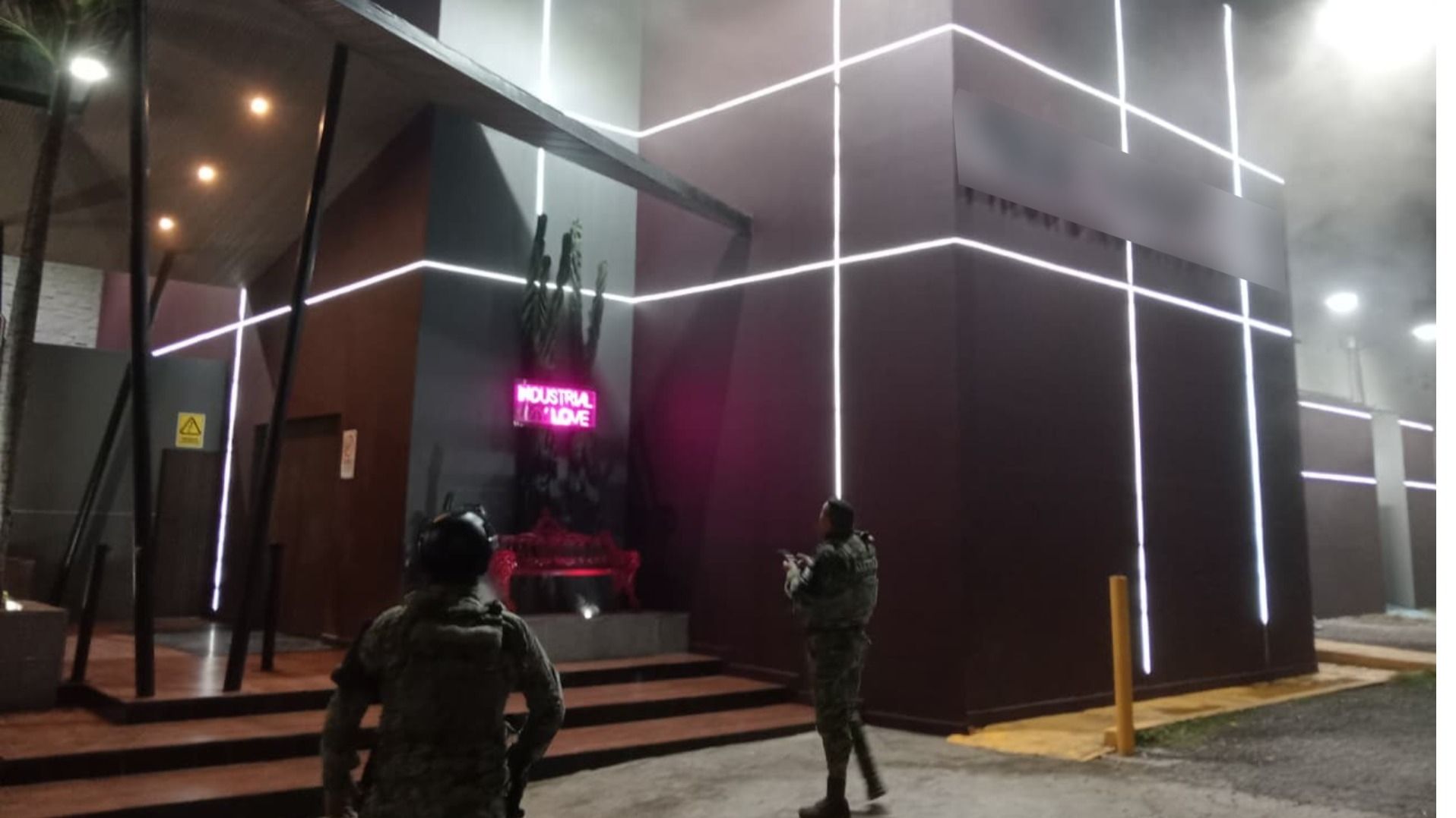 Elementos de bomberos conurbados acudieron al punto para controlar el fuego ene le centro nocturno.