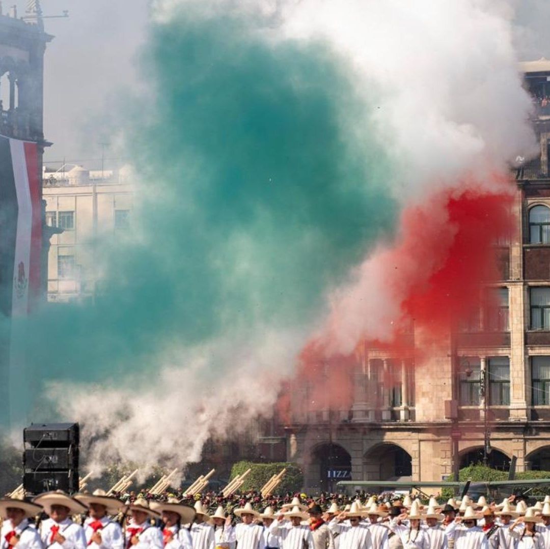 Bengalas de colores verde, blanco y rojo.