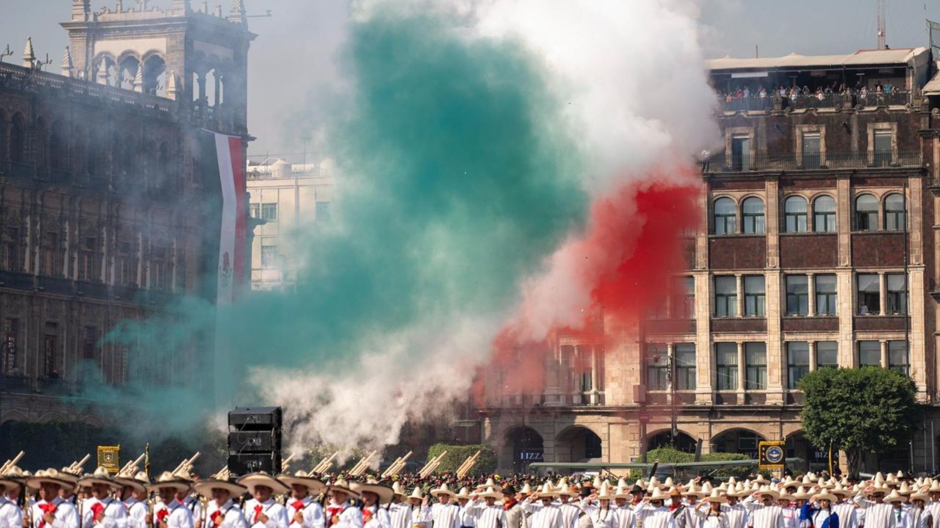 Bengalas de colores verde, blanco y rojo.