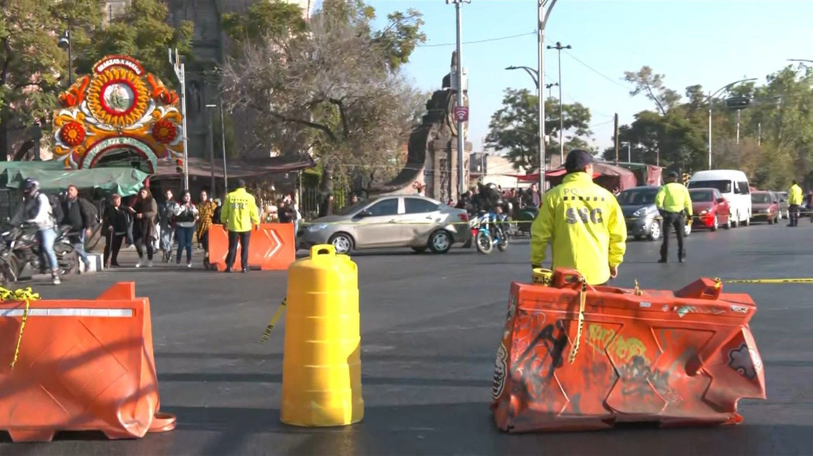 Personas cierran el paso en una calle.