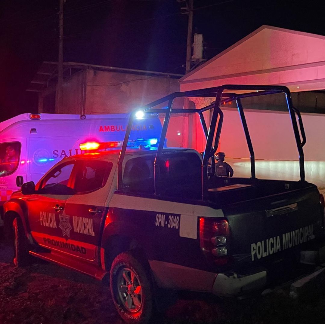Los empleados del lugar solicitaron el apoyo al 911, esto tras localizar al hombre con una herida al interior de la habitación número 7 del auto hotel.
