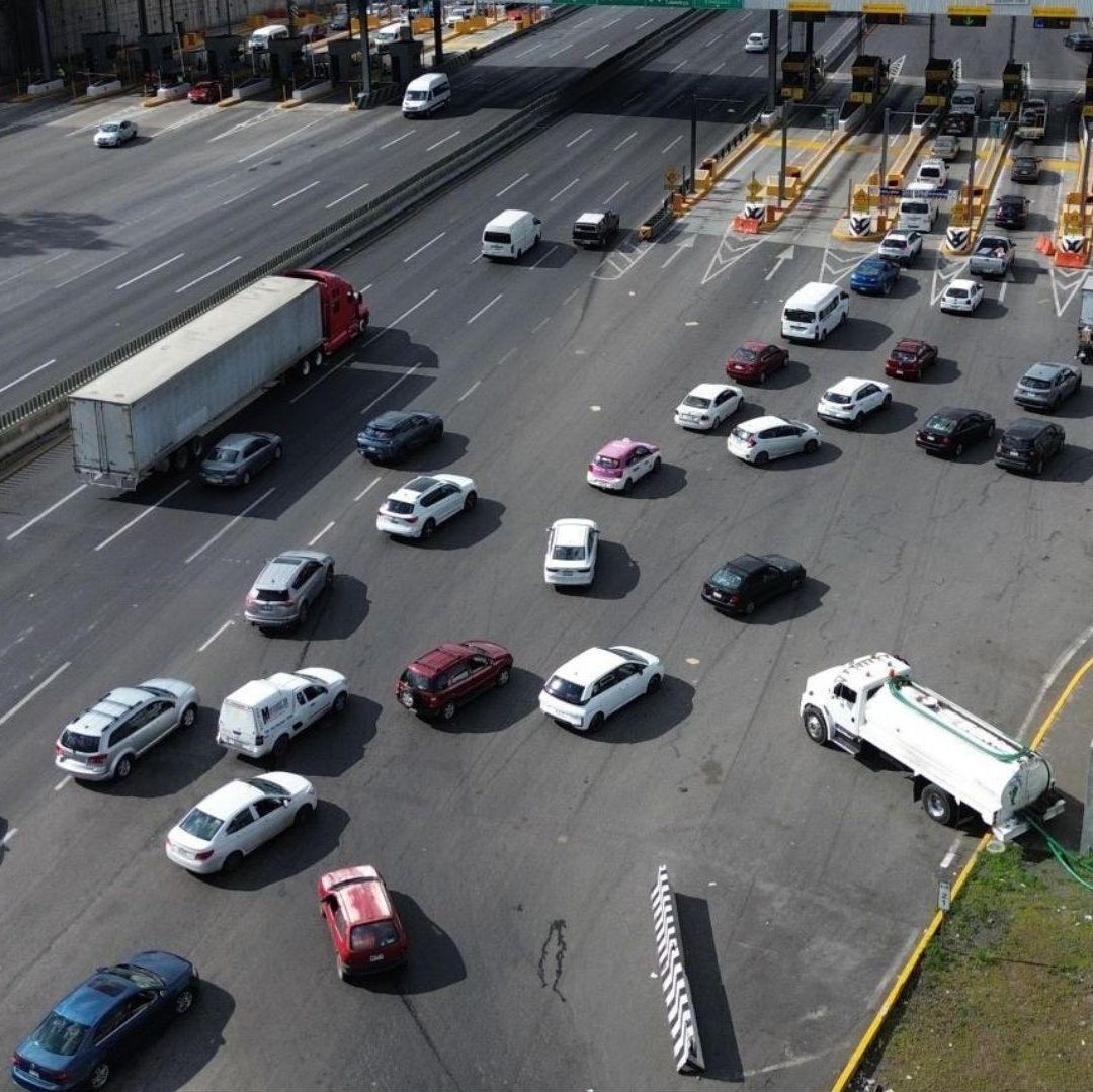 Varios autos formados.