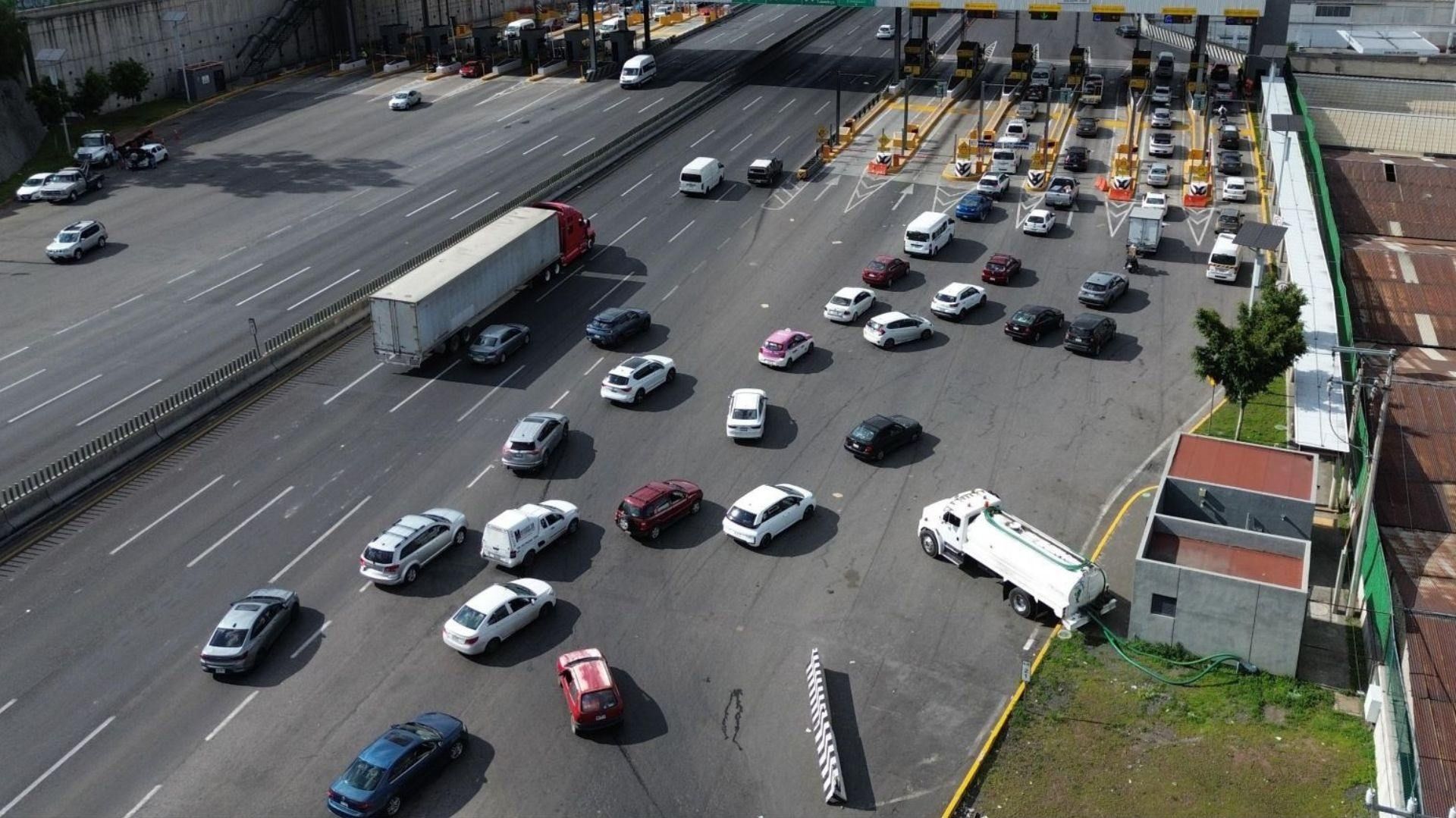Varios autos formados.