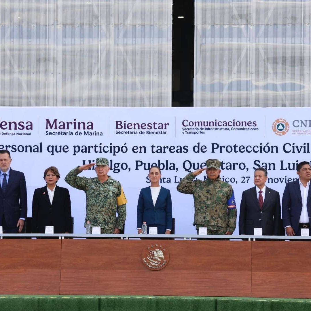 La presidenta Sheinbaum reconoció a elementos que apoyaron durante lluvias torrenciales.
