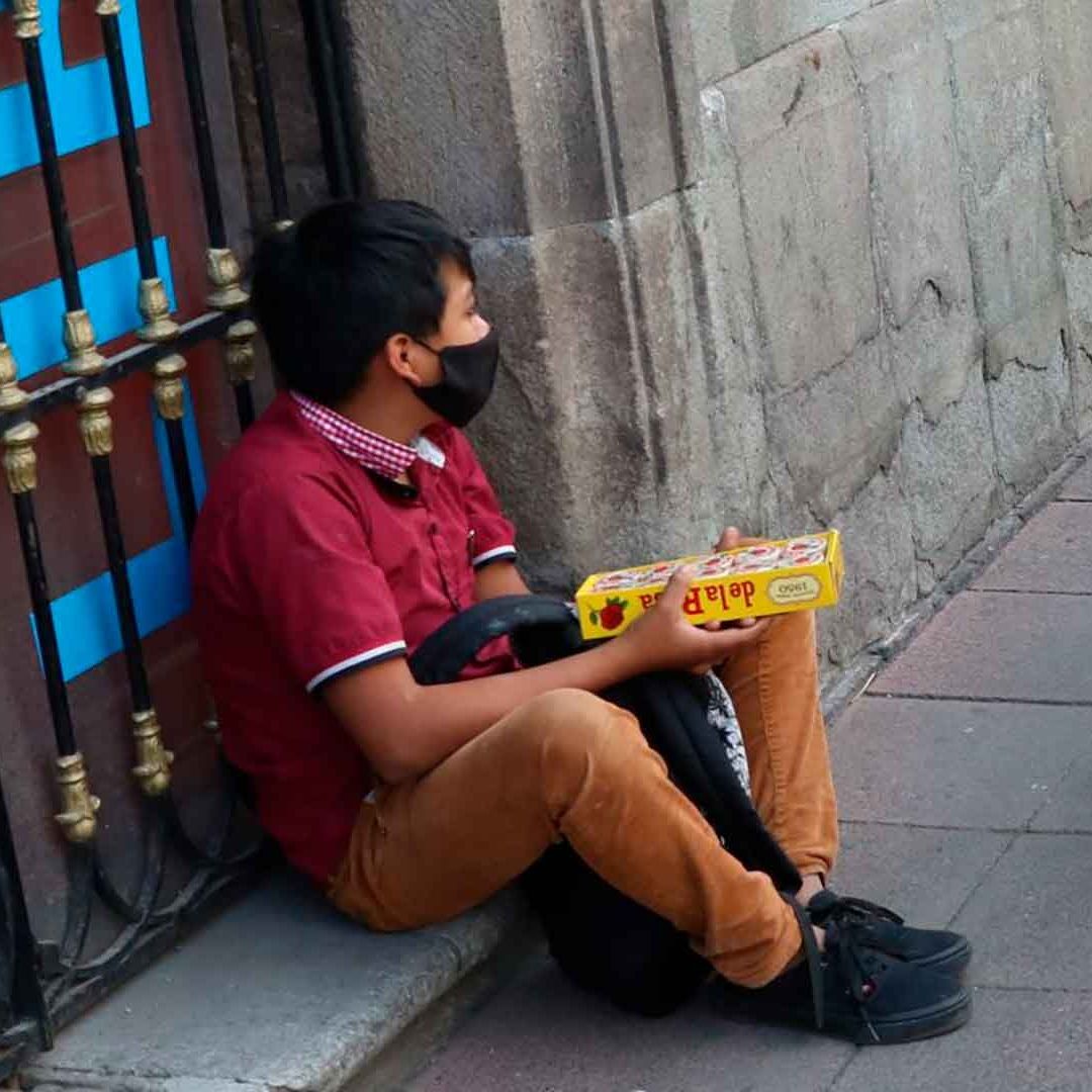 Niños venden dulces en las calles