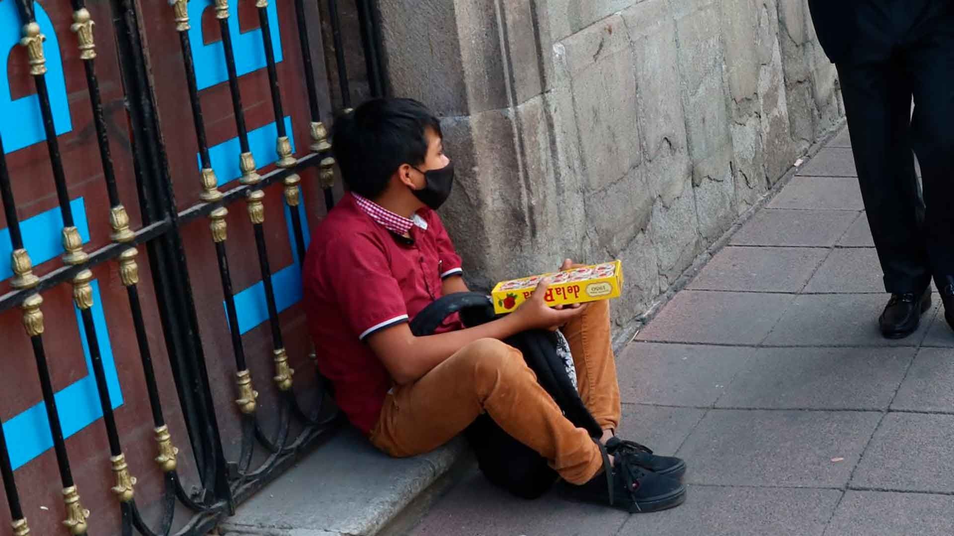 Niños venden dulces en las calles