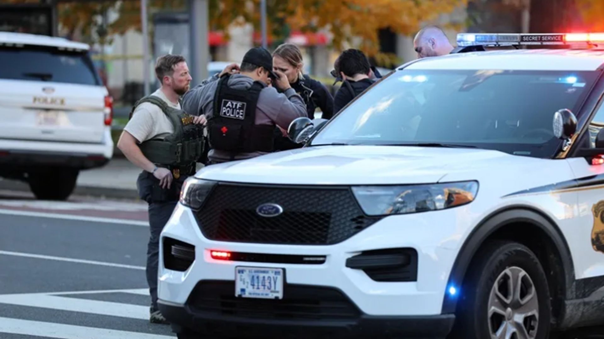 Agentes de la Oficina de Alcohol, Tabaco, Armas de Fuego y Explosivos (ATF) custodian este miércoles, cerca de la Casa Blanca en Washington (