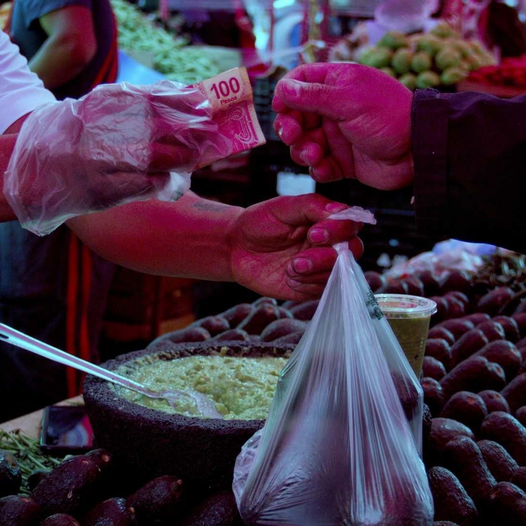 Compra de verduras y frutas en mercado público