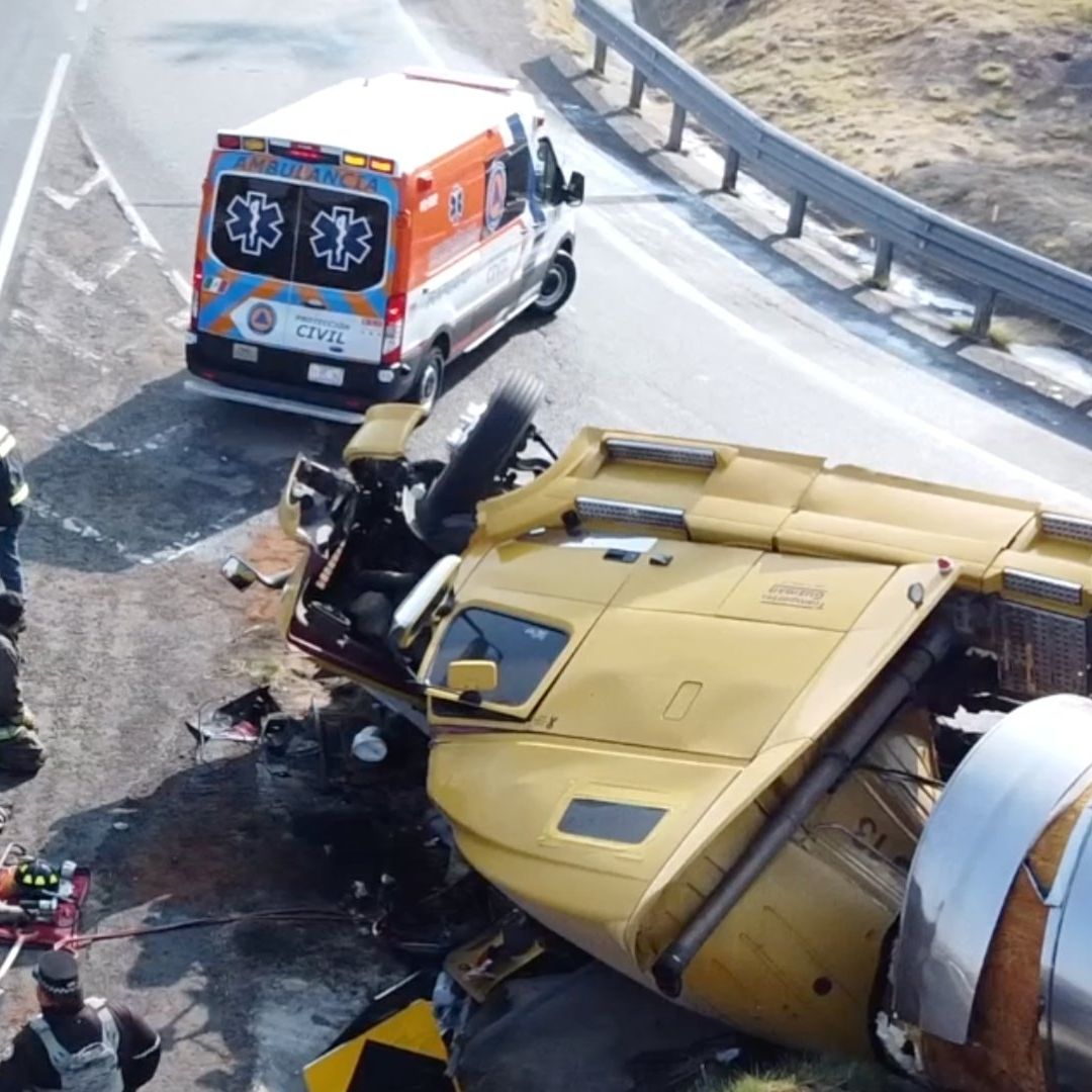 Conductor de Pipa Vuelca y Queda Prensado en Guanajuato; Así Fue el Accidente. Foto: José Tavares