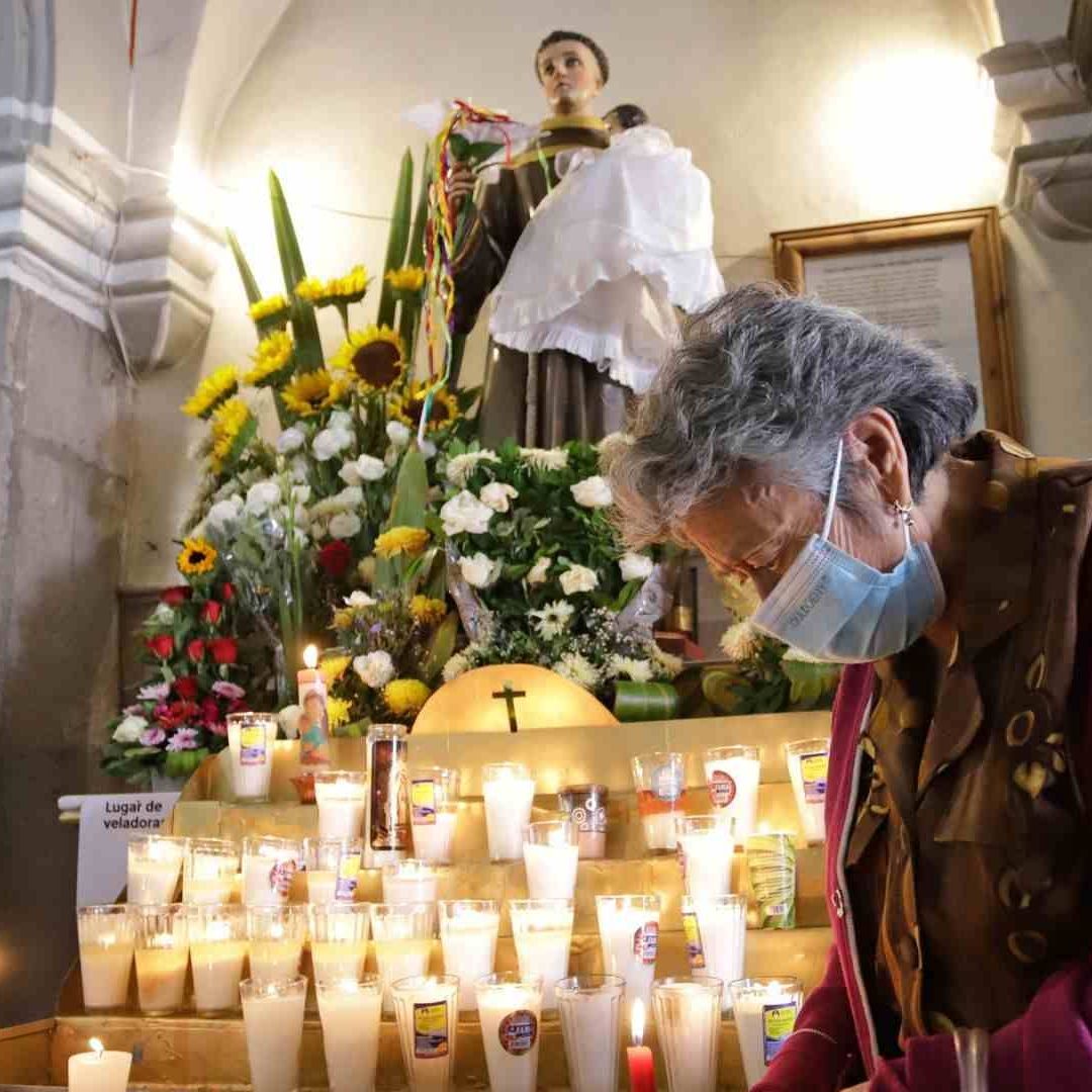 Se cubren a los santos y a las imágenes religiosas en Semana Santa como signo de luto y duelo