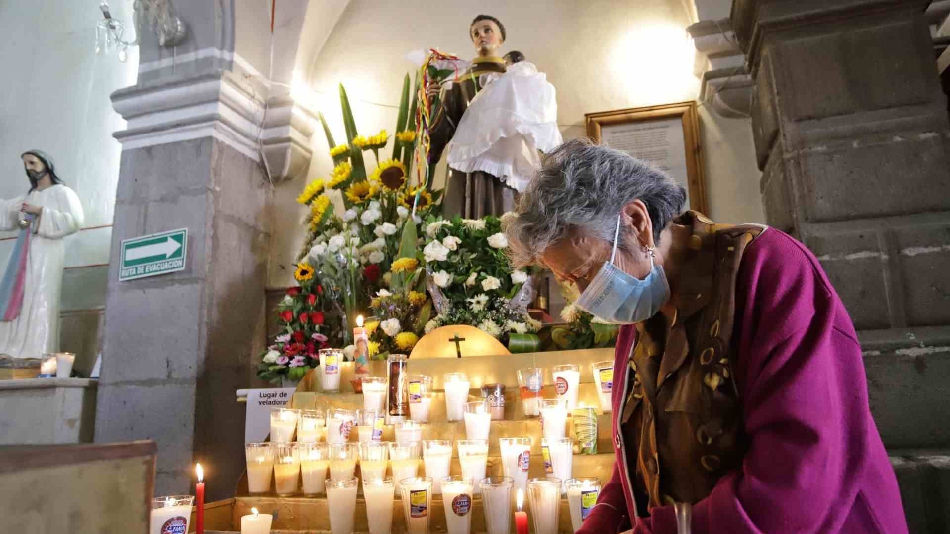 Se cubren a los santos y a las imágenes religiosas en Semana Santa como signo de luto y duelo