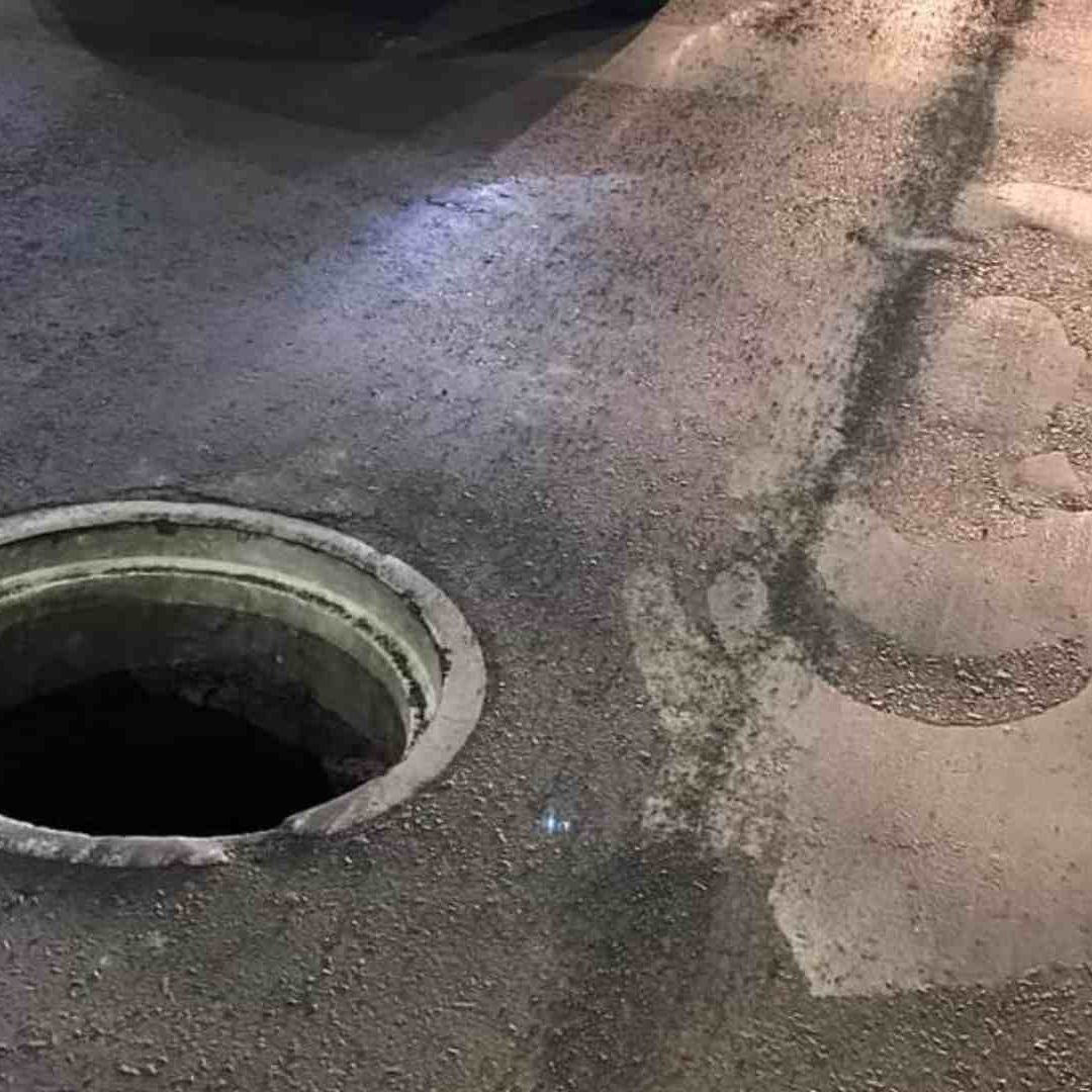 En la zona donde se registró el incidente se han identificado varias coladeras que carecen de tapa, lo que representa un peligro para los peatones que transitan por el área