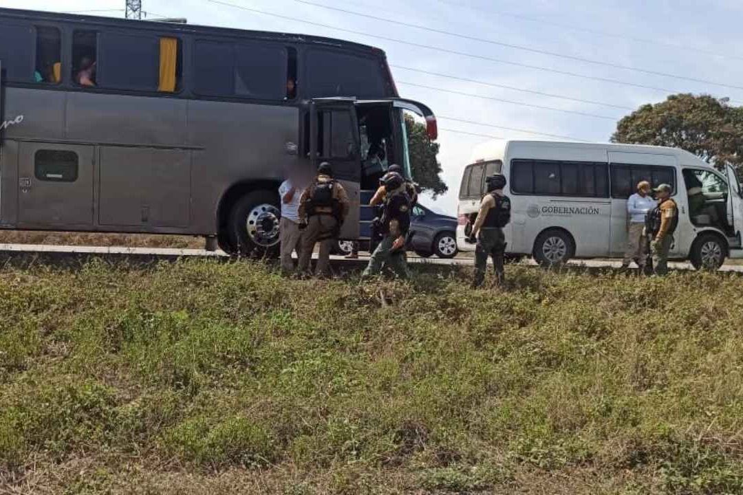Hallan a 149 migrantes que cruzaban México en un autobús turístico
