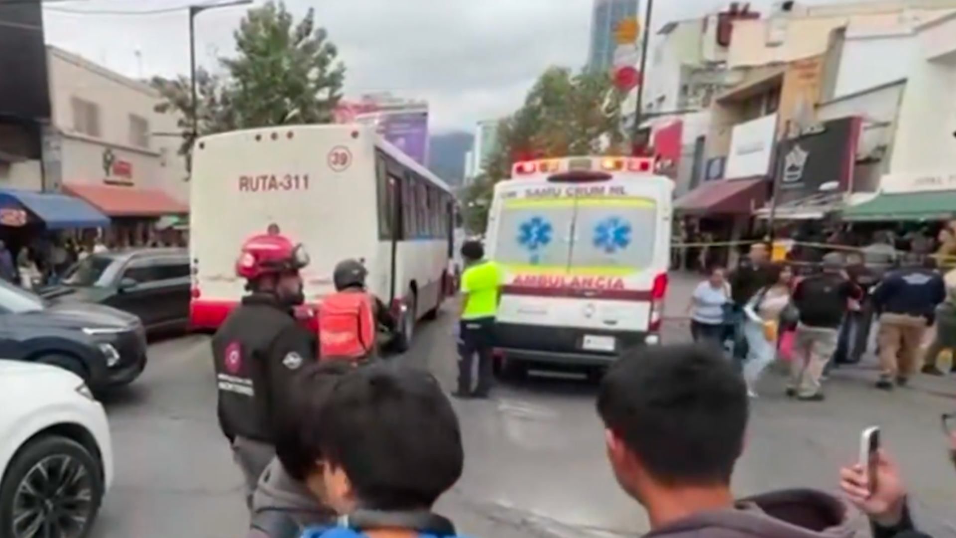 Hombre atacado a balazos en centro de Monterrey