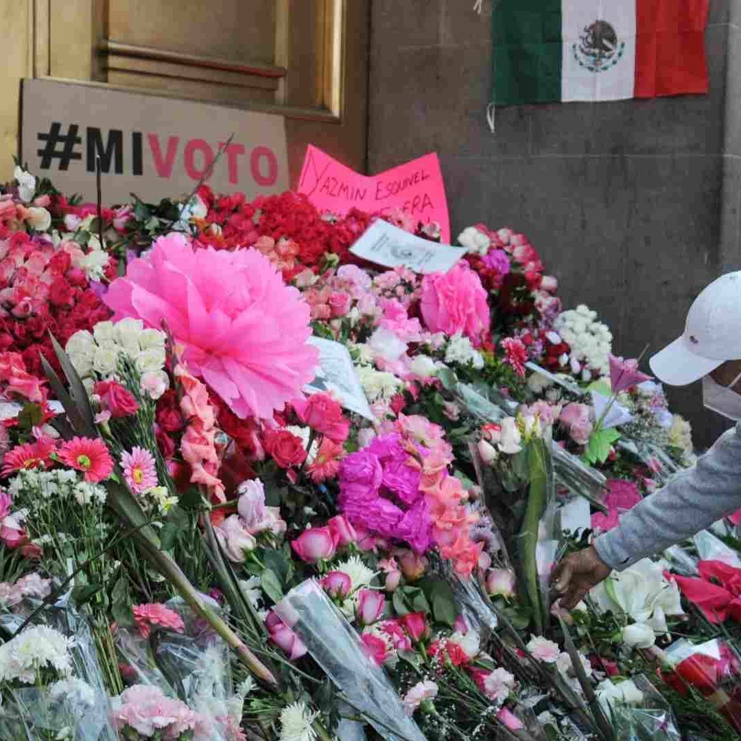 Un grupo de jóvenes, asistentes a la marcha, dejó ofrendas florales en las escalinatas del edificio de la Suprema Corte de Justicia de la Nación