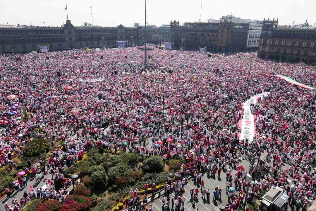 Integrantes de organizaciones civiles y partidos políticos de oposición comienzan a llegar al Zócalo para la manifestación.