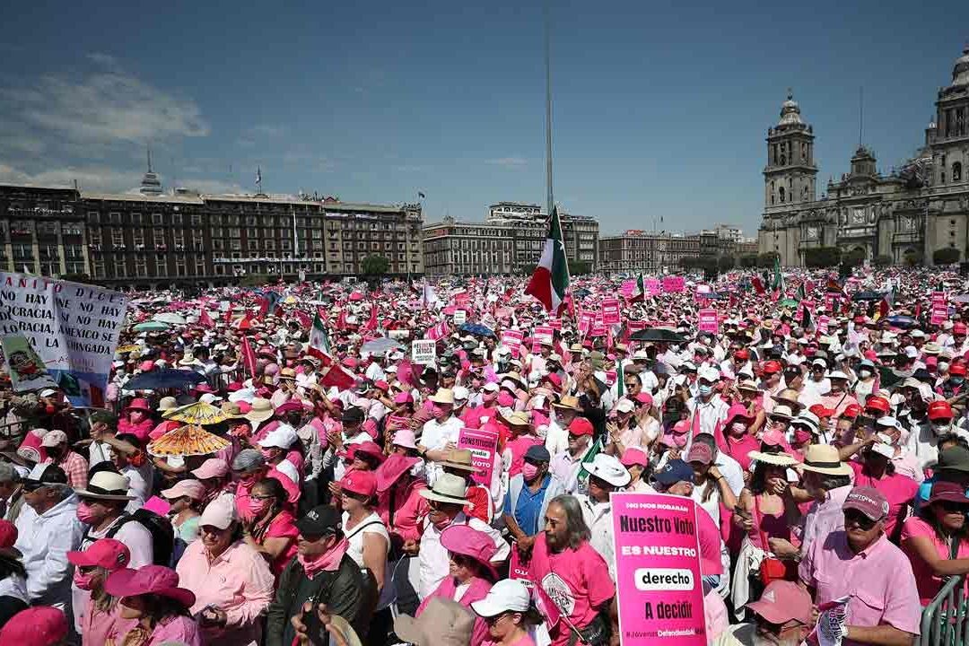 AMLO dijo que él llenó y desbordó el zócalo 60 veces; pidió a la oposición seguir movilizándose