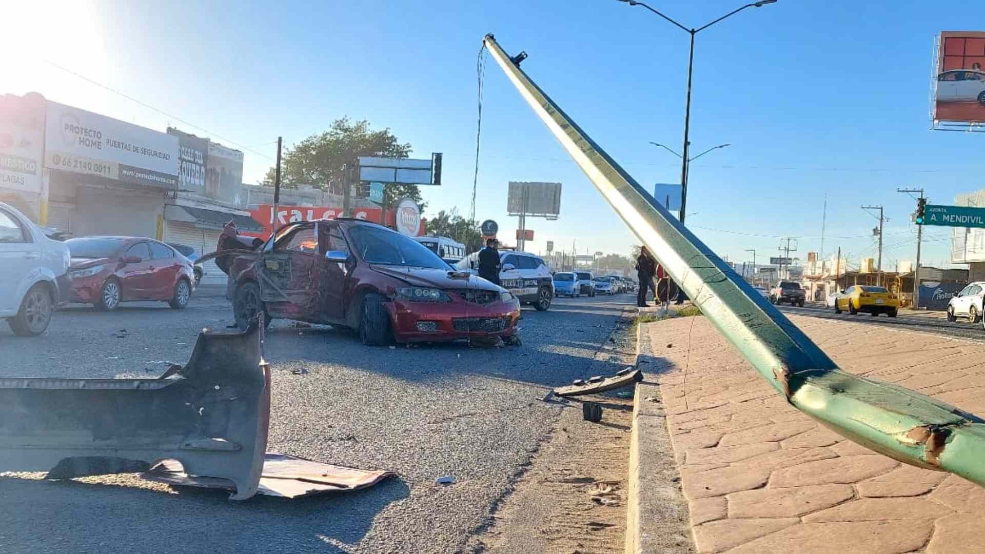 Conductor Pierde Control de Vehículo y se Impacta con Poste en Hermosillo; Provocó Caos Vial