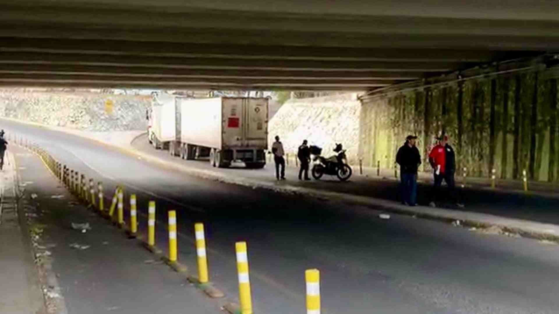 Tráiler se Queda Atorado en Puente y Bloquea Vialidad en Querétaro