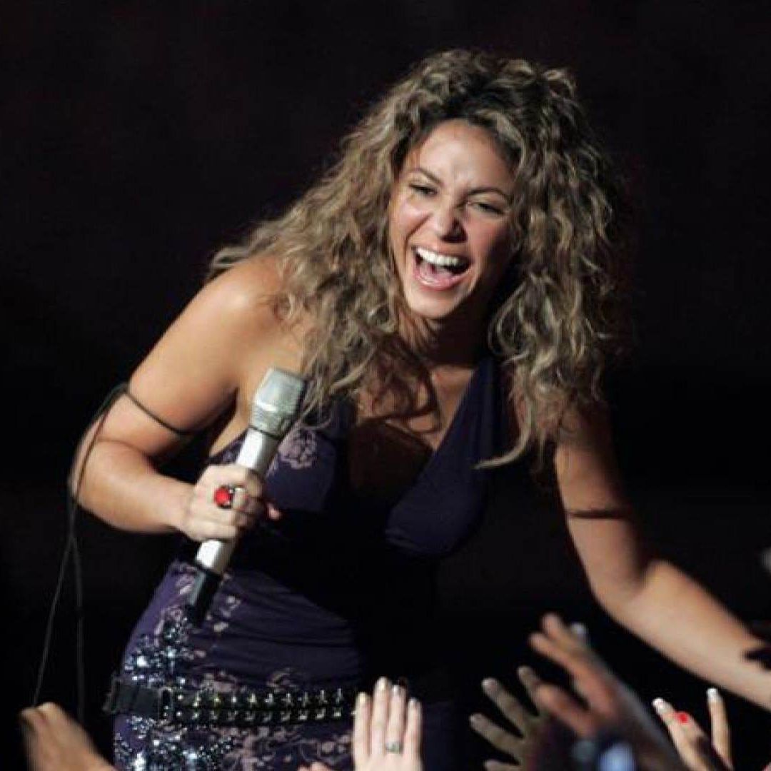 La cantante Shakira ofrece una entrevista con Enrique Acevedo, en En Punto, para hablar sobre sus éxitos musicales