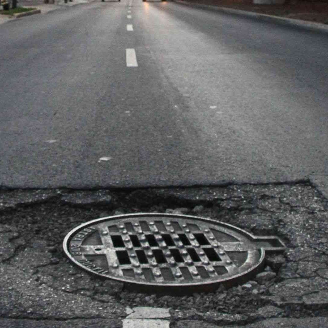 Coladeras hundidas y baches, son un constante en la Ciudad de México