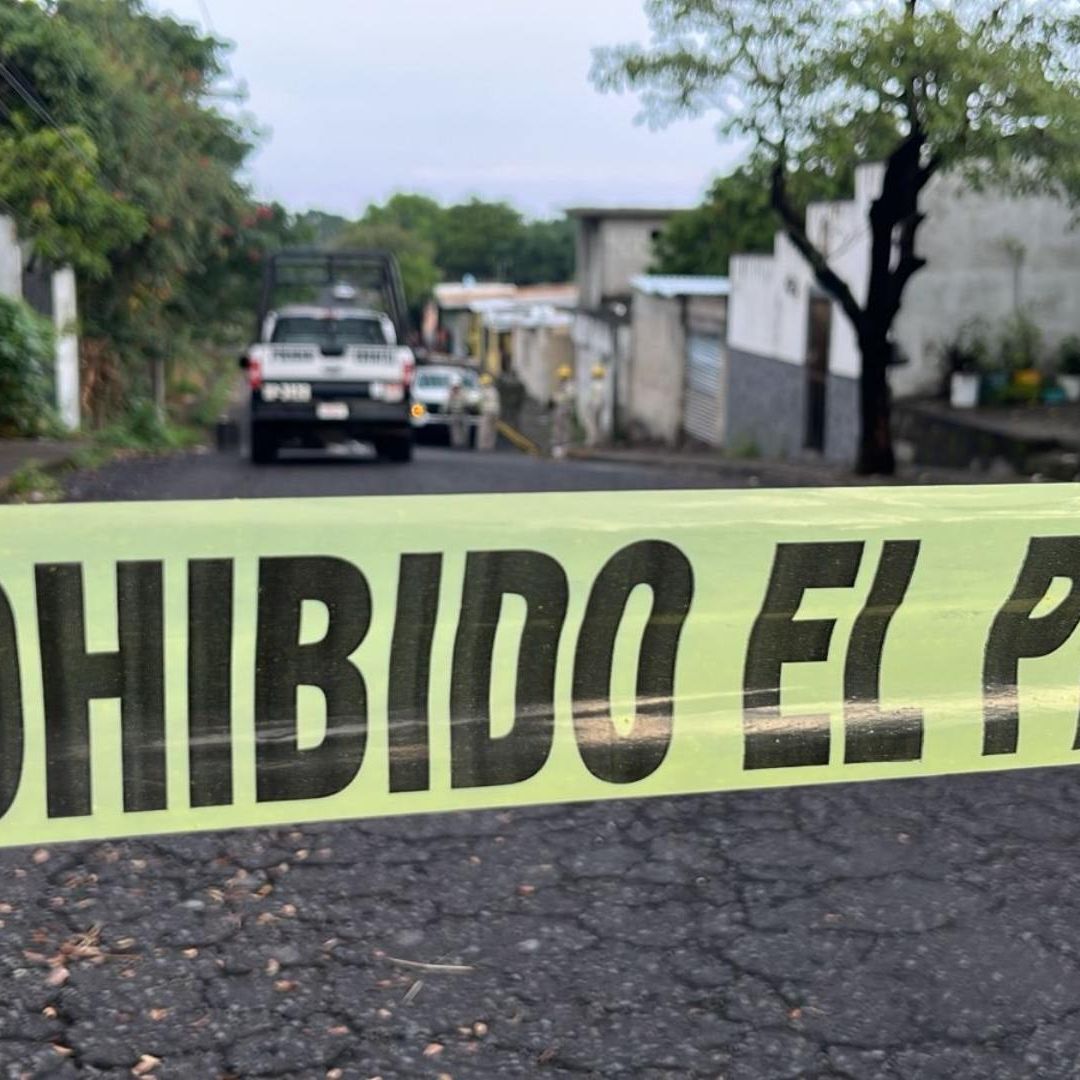 El hombre iba circulando a bordo de su triciclo cuando presuntamente accidentalmente tocó un cable de alta tensión y le causó la muerte.