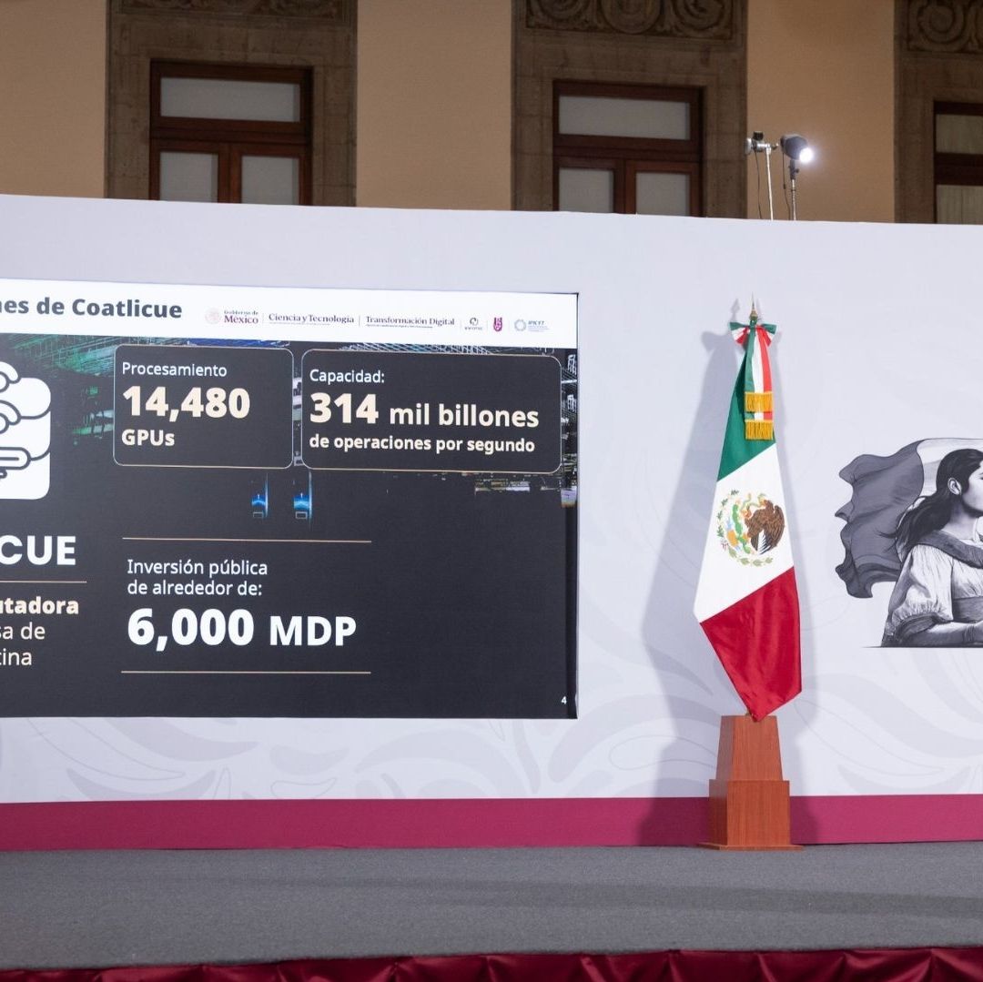 Dos personas realizan una presentación.