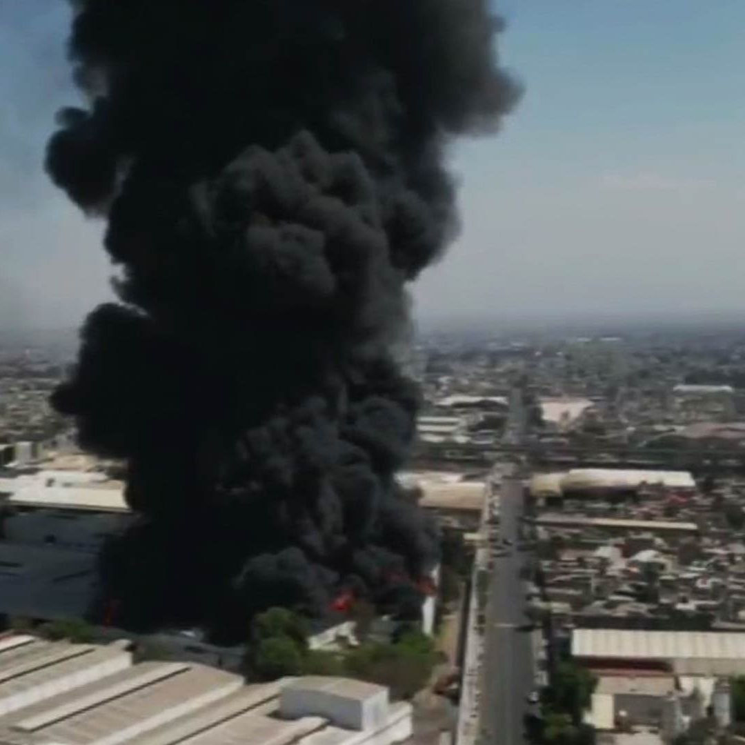 Una fábrica de plásticos y desechables se incendia este martes en la zona industrial de Xalostoc, Ecatepec, en Estado de México