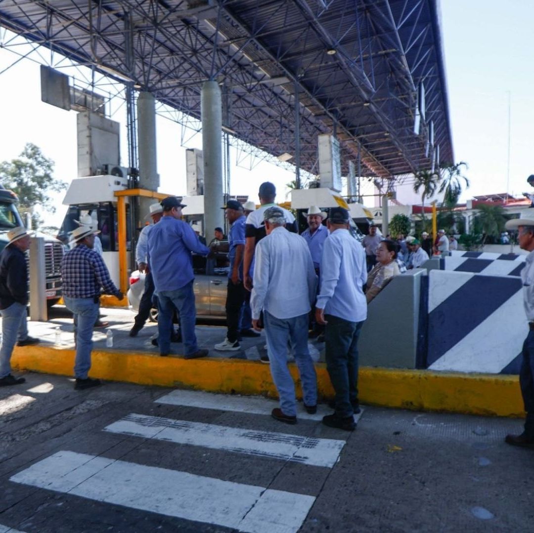 Un grupo de personas cierran una carretera.