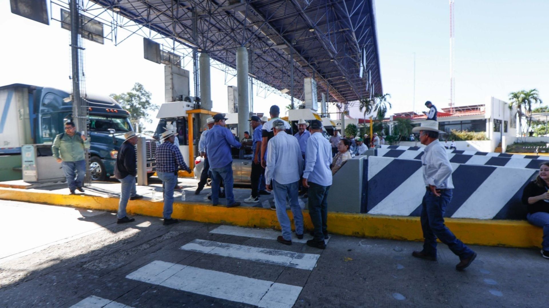 Un grupo de personas cierran una carretera.