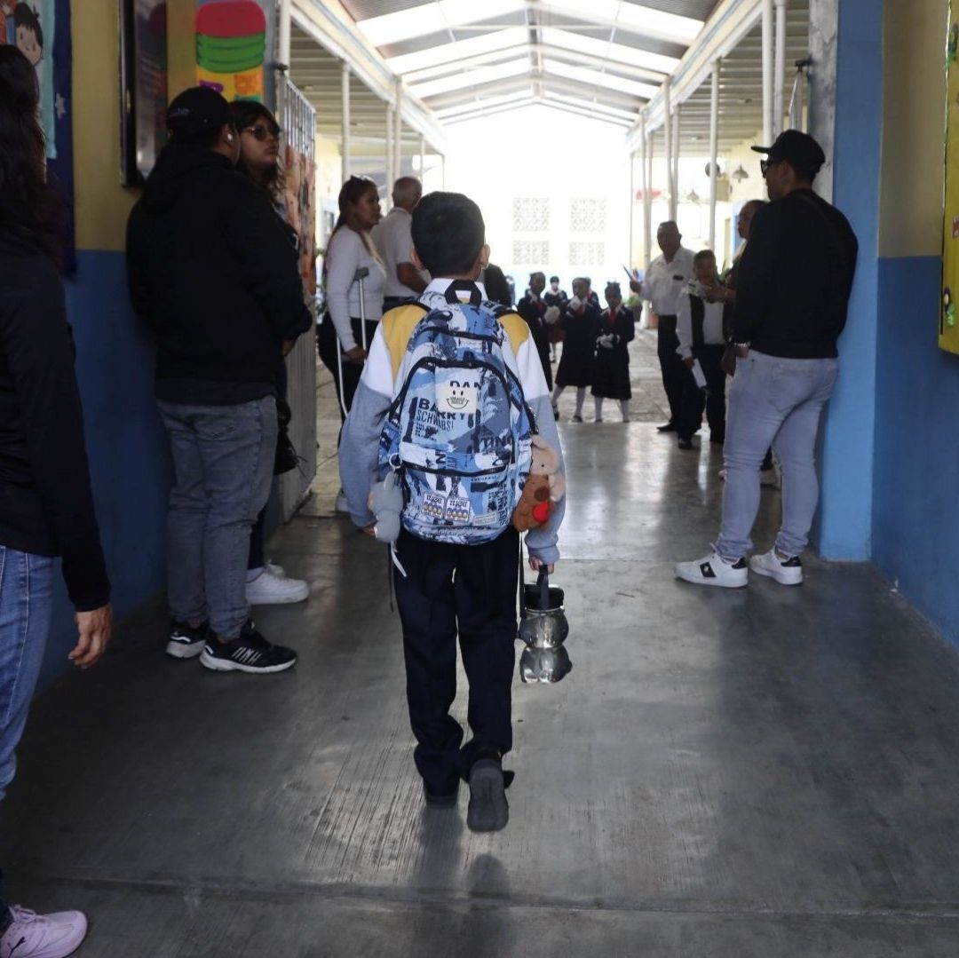 Un estudiante entra a una escuela.