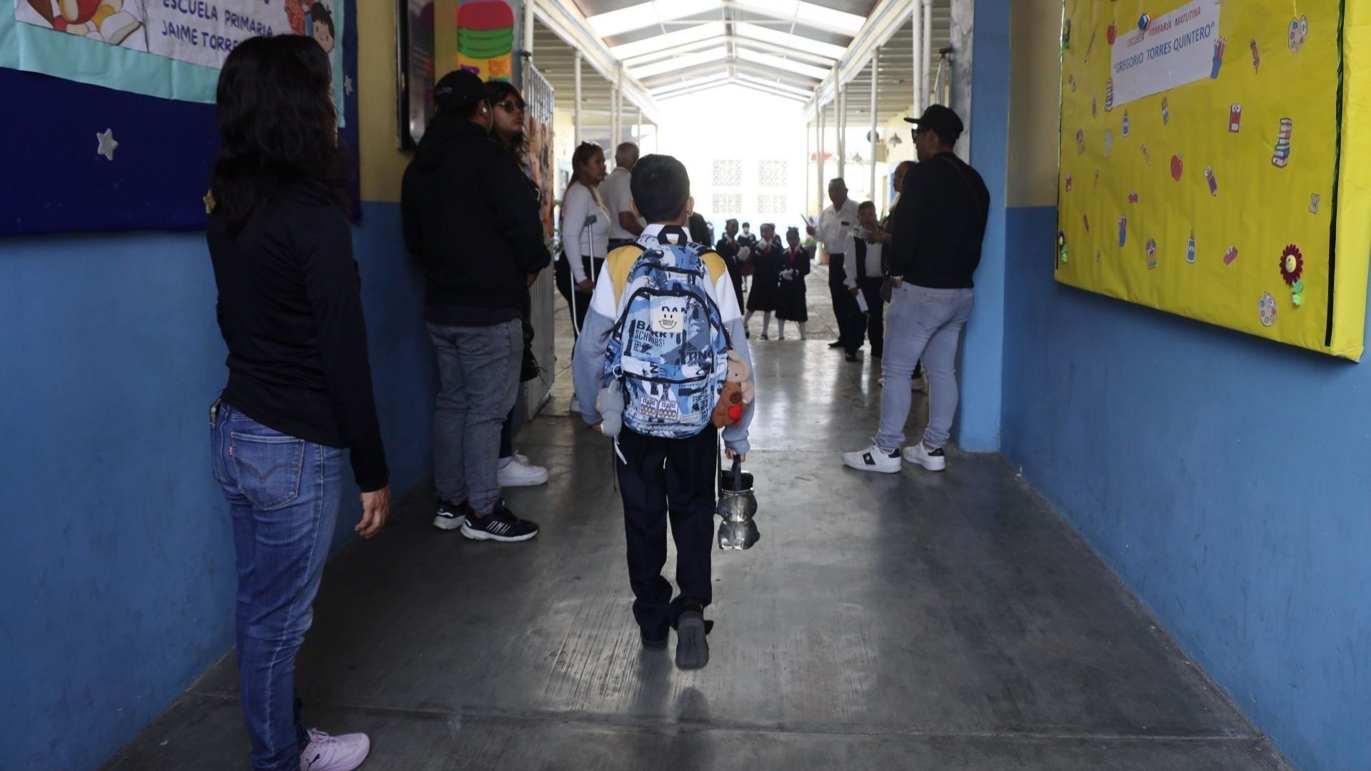 Un estudiante entra a una escuela.