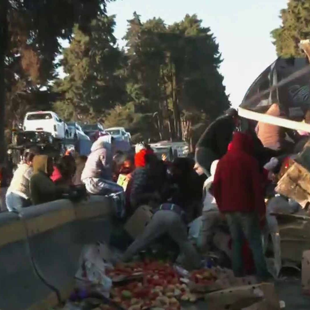 Rapiña tras volcadura de tráiler con verduras en la México-Cuernavaca