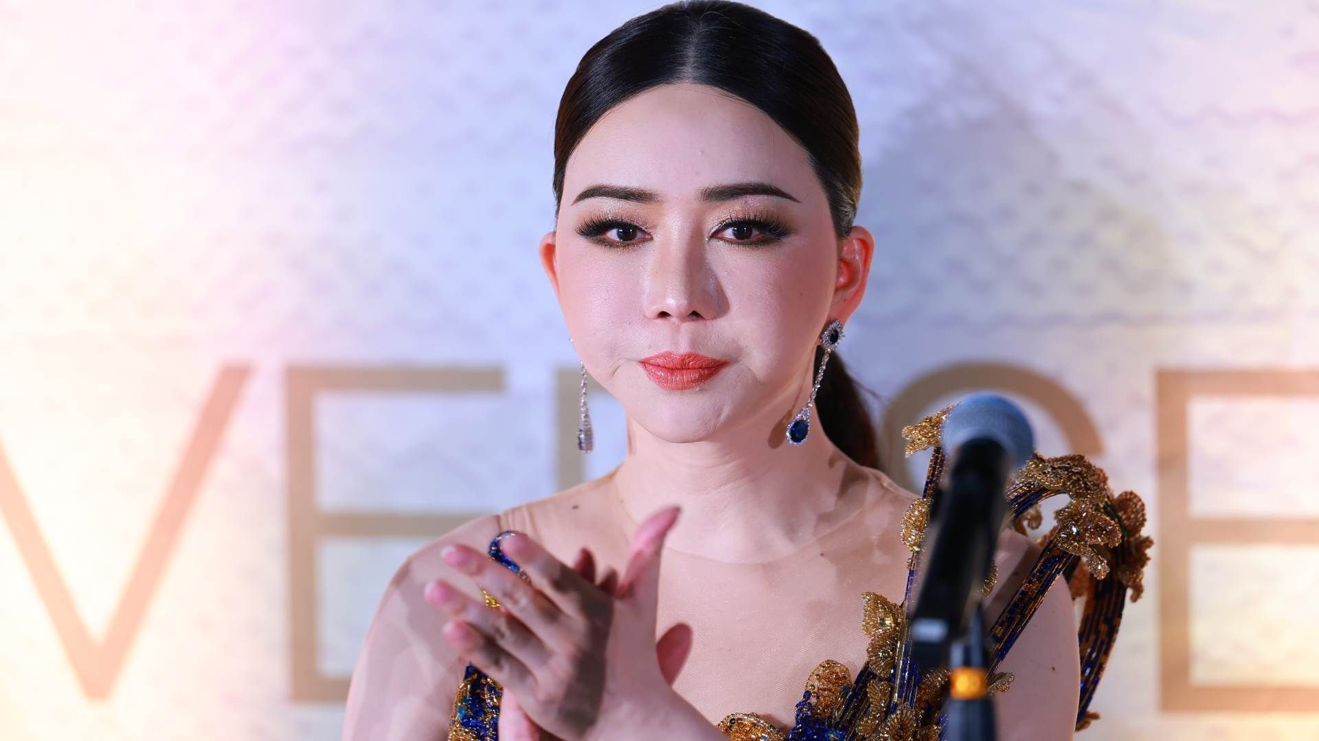 ¿Quién Es Anne Jakkaphong y Qué Pasó con la copropietaria de Miss Universo que Tiene Orden de Arresto?