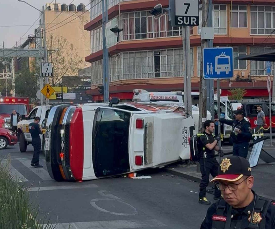 Vuelca Ambulancia en CDMX. Foto: N+