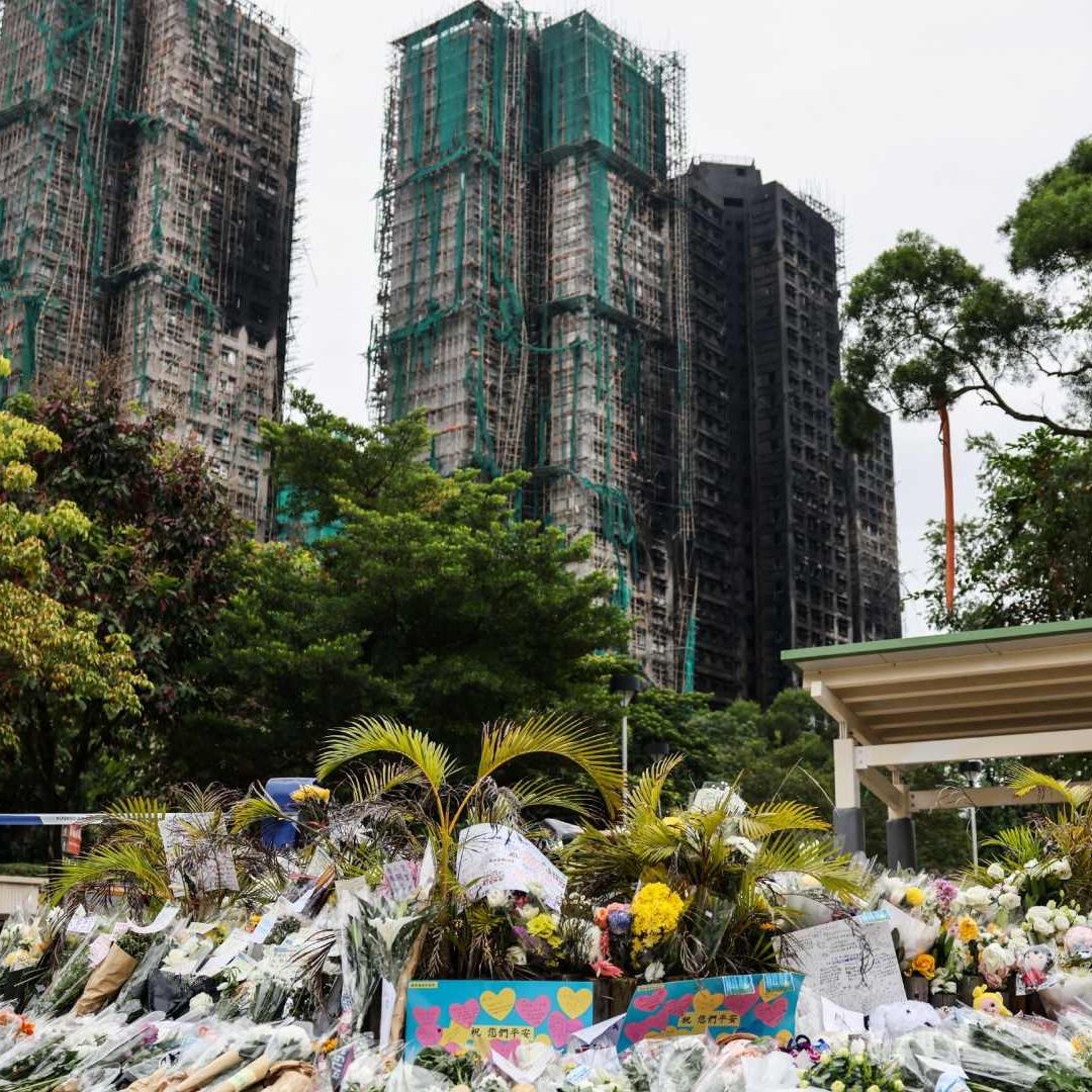 Tragedia en Hong Kong Suma 146 Muertos y 100 Desaparecidos; los Deudos Rinden Homenaje.
