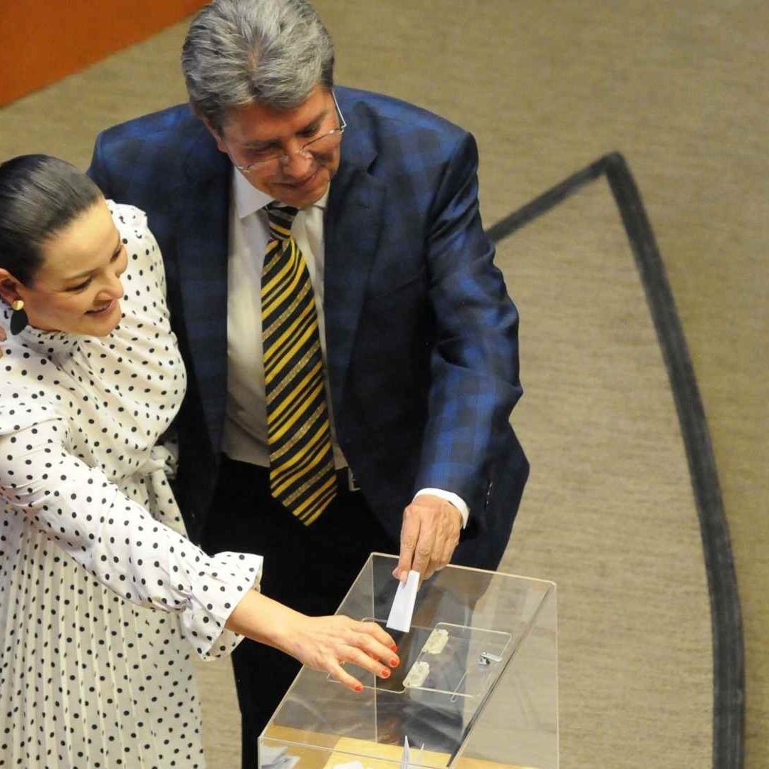 El senador Ricardo Monreal deposita su voto para la elección de comisionados del INAI