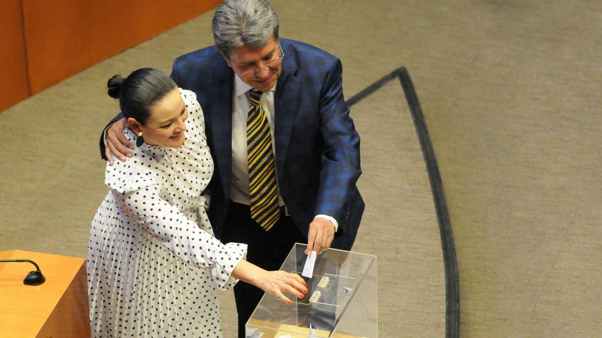 El senador Ricardo Monreal deposita su voto para la elección de comisionados del INAI