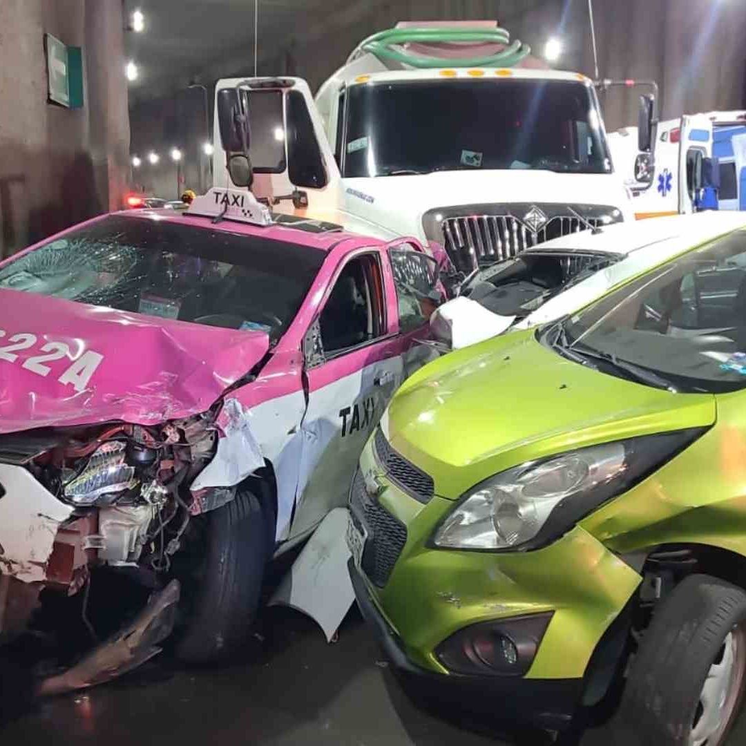 Carambola en Mixcoac: Pipa embiste a 10 vehículos; hay lesionados