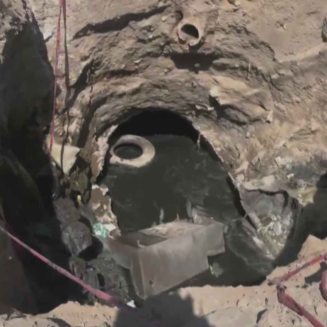 Vecinos han lanzado objetos como llantas y sillones al socavón en Ecatepec