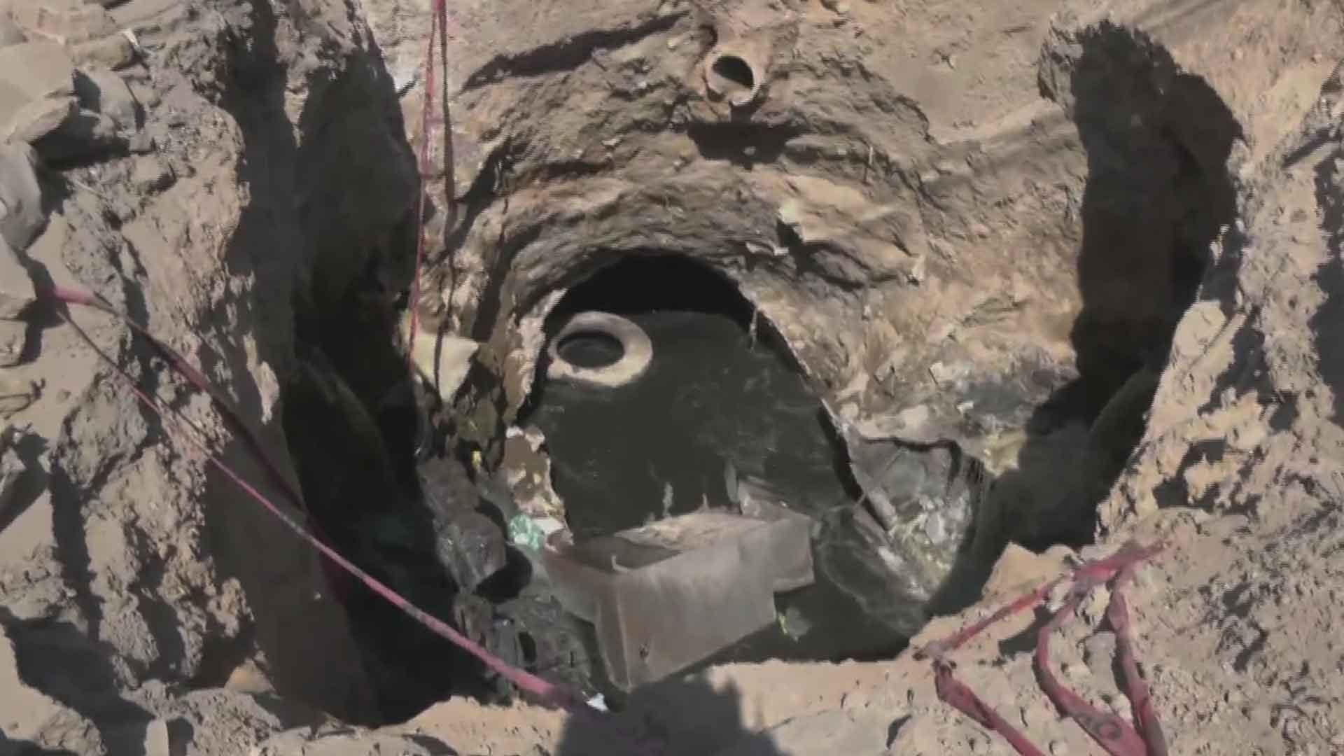Vecinos han lanzado objetos como llantas y sillones al socavón en Ecatepec
