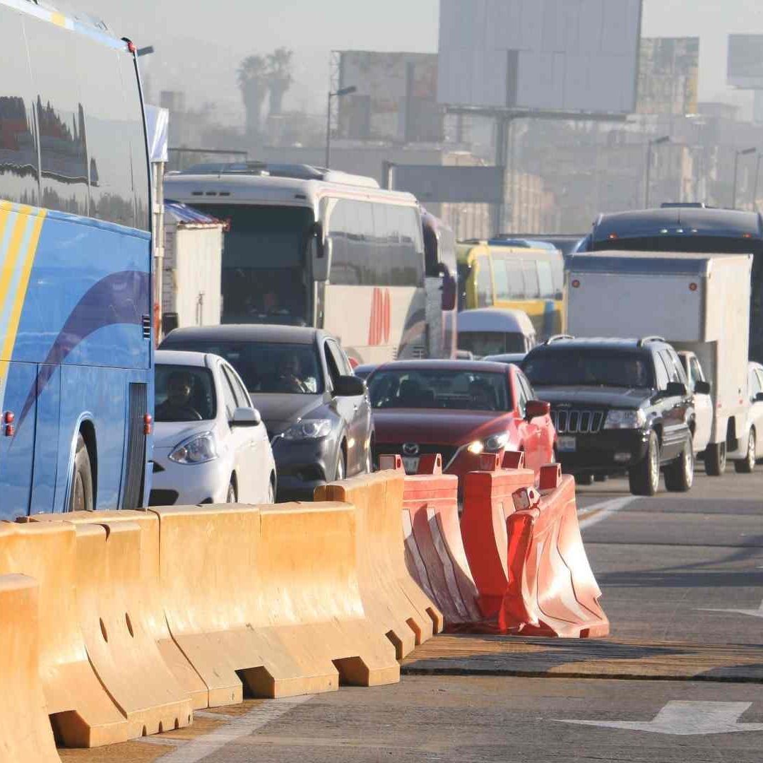 Tráiler se queda sin frenos en la México-Puebla