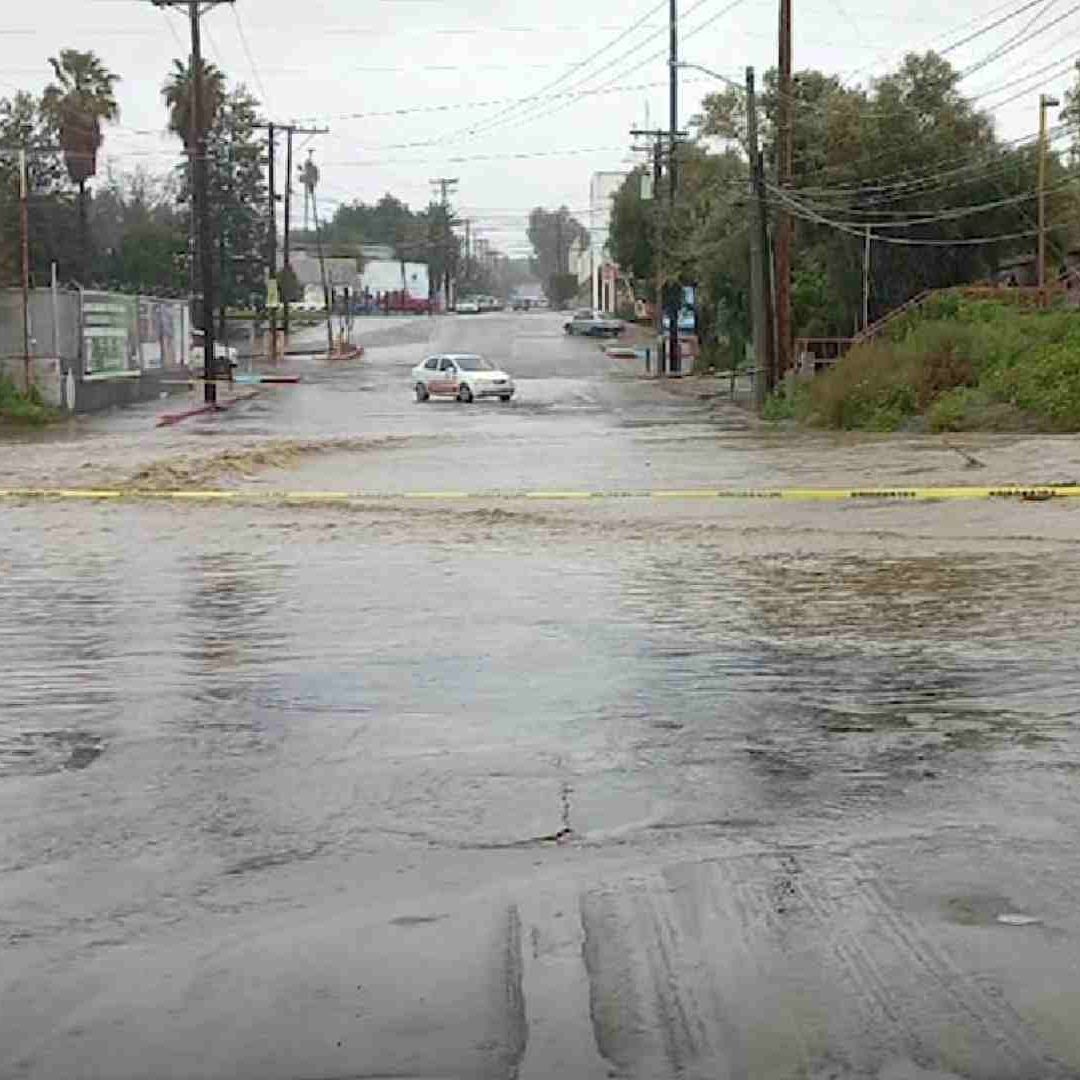Lluvias en Tijuana causan encharcamientos y caída de cables