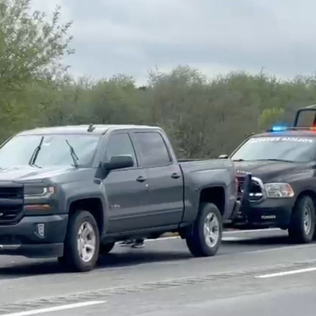 Fuerza Civil resguarda camioneta baleada en autopista Monterrey-Reynosa