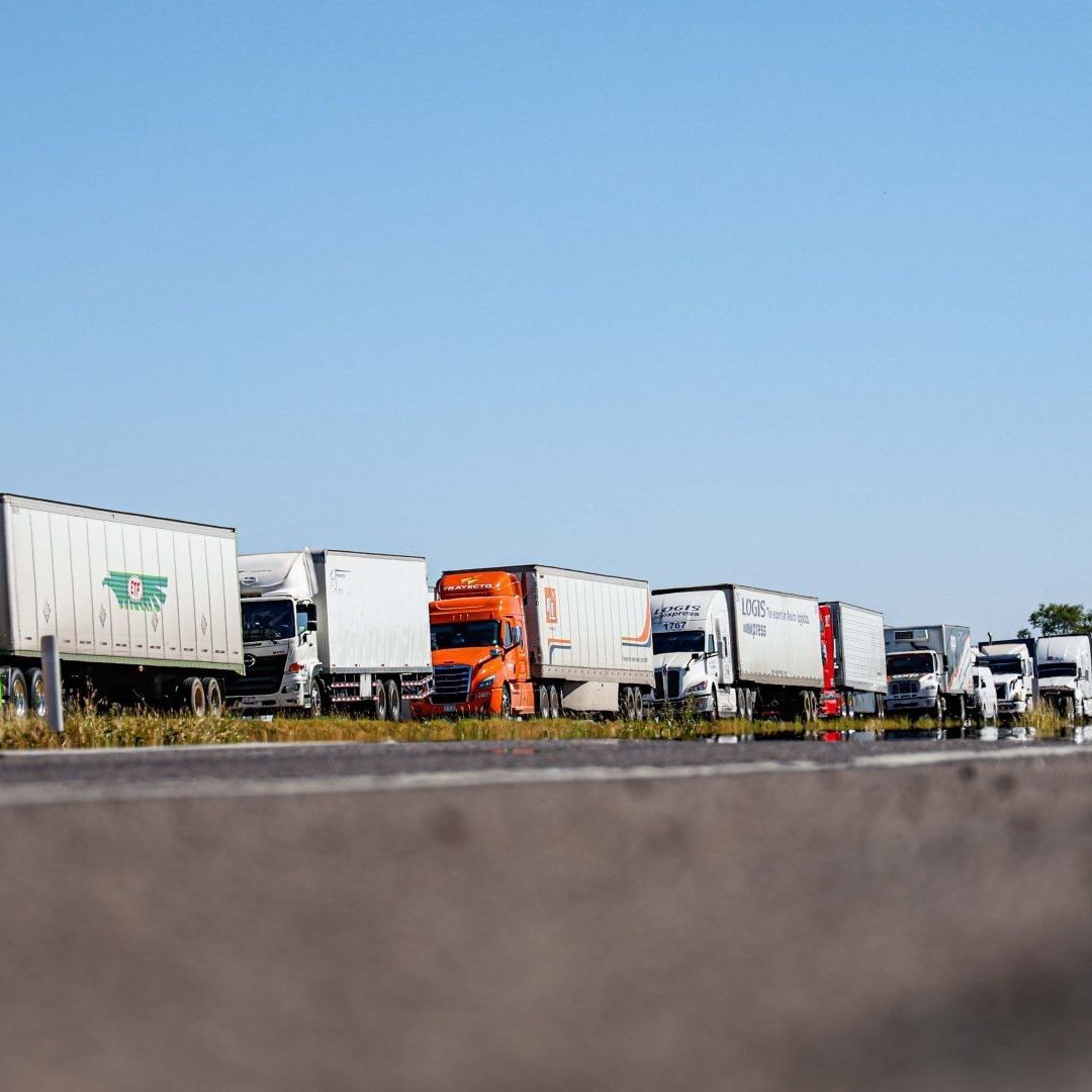 Tráileres de transportistas parados en carretera de Culiacán, Sinaloa, por bloqueos
