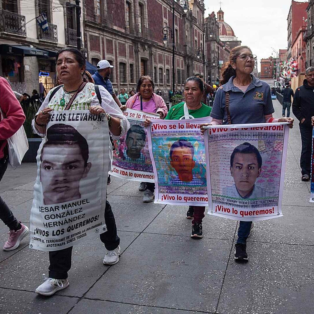 Familiares de los 43 normalistas se dirigen a Palacio Nacional para reunión, el 27 de noviembre de 2025. Foto: Cuartoscuro