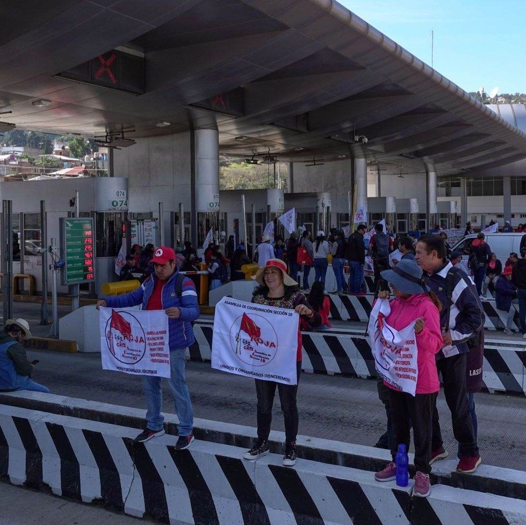 Varias personas cierran una calle.