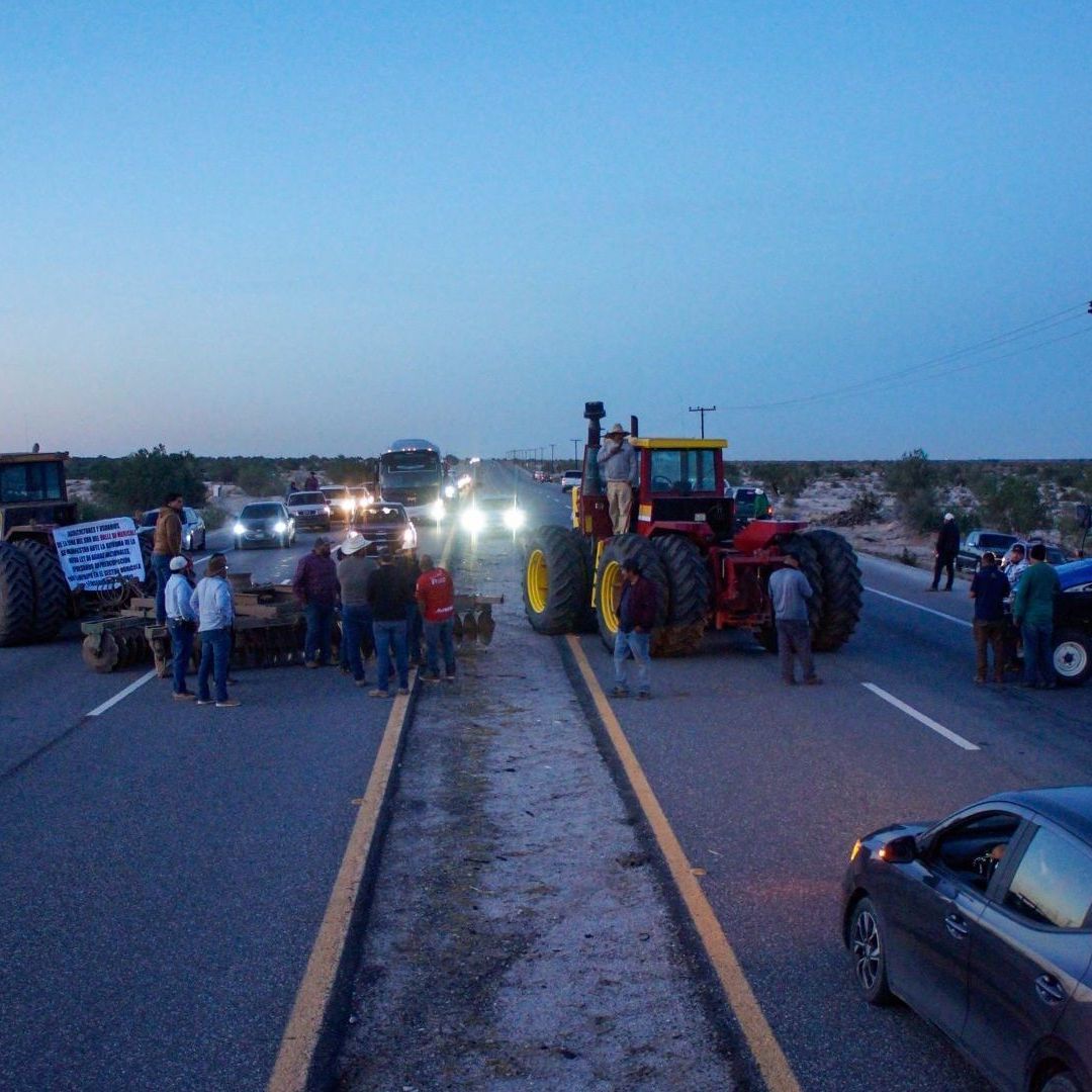 Agricultores bloquean la carreteraMexicali- San Felipe, en Baja California